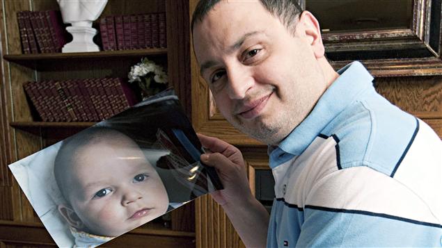 Moe Maraachli tient une photo de son fils Joseph