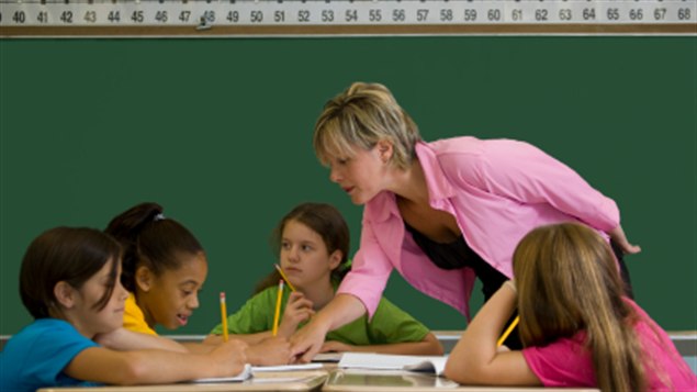 Une professeure et ses élèves