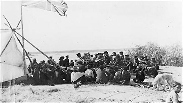 Un groupe, possiblement constitué de Chipewyans et de Métis du nord de l'Alberta, rassemblé pour le paiement d'annuités en vertu du Traité 8, en 1899.