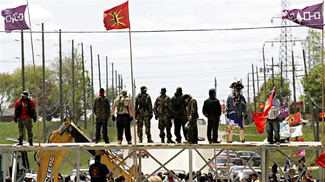 Des membres des Six Nations de la rivière Grand bloquent une route à Caledonia, près de Hamilton, en Ontario, le 23 mai 2006.