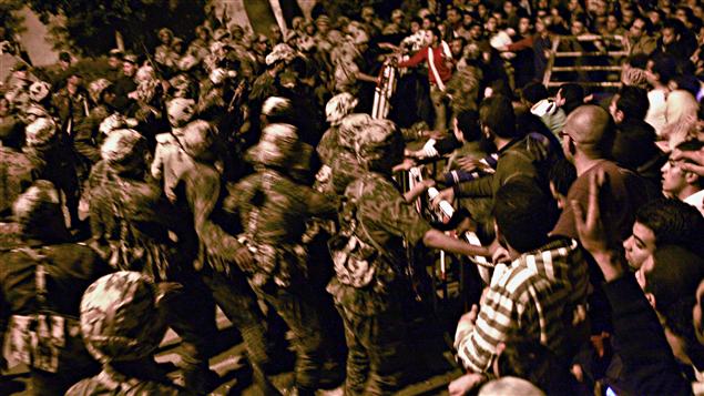 Des manifestants ont tenté de pénétrer de force dans le siège de la Sécurité d'État au Caire.