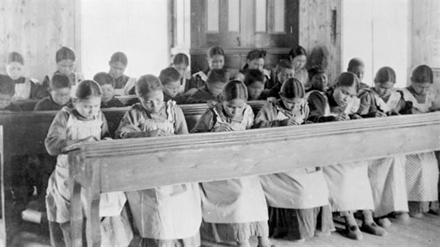 Période d'étude au pensionnat indien catholique de Fort Resolution, dans les Territoires du Nord-Ouest, au début du 20e siècle