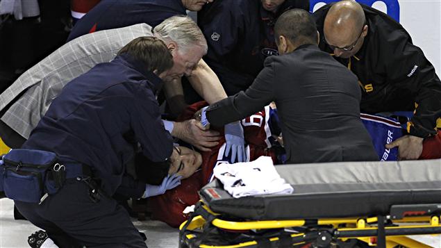 Max Pacioretty est étendu sur la glace après une mise en échec de Chara.