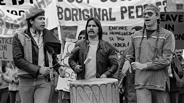 Des Autochtones manifestent à Ottawa, en 1981, pour réclamer que la Constitution reconnaisse leurs droits.