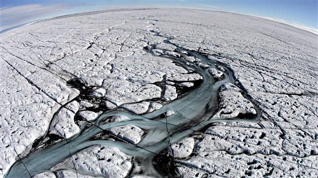 Rivière de fonte sur la calotte polaire du Groenland