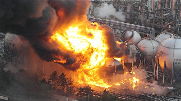 Des boules de feu géantes s'élèvent d'un incendie dans une raffinerie de Ichihara, dans la préfecture de Chiba, après le séisme qui a frappé la côte nord-est du Japon, le vendredi 11 mars 2011.