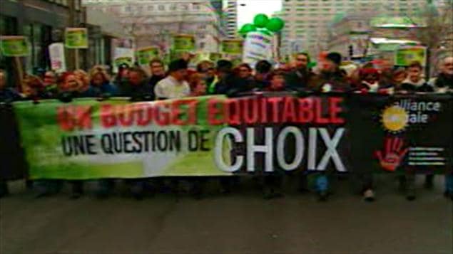 Des milliers de manifestants à Montréal contre le budget Bachand