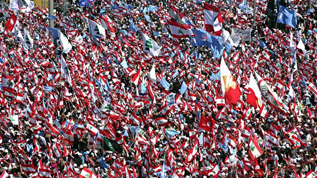 Des milliers de drapeaux libanais