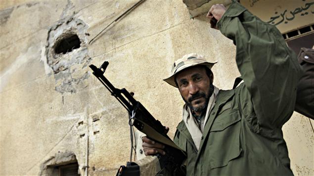Un combattant pro-Kadhafi lève le poing en guise de victoire.