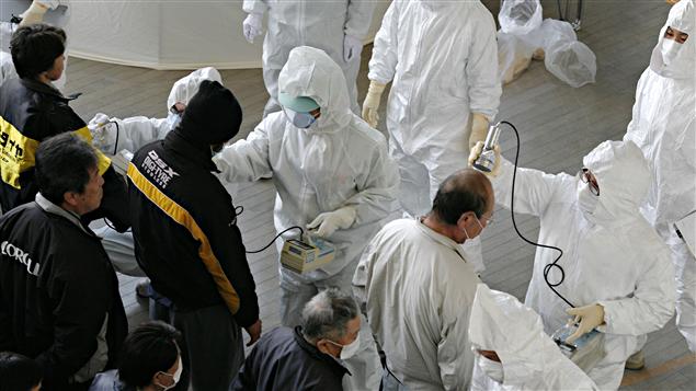 Des Japonais évacués font mesurer leur taux d'irradiation à Nihonmatsu, dans la province de Fukushima, le 16 mars.