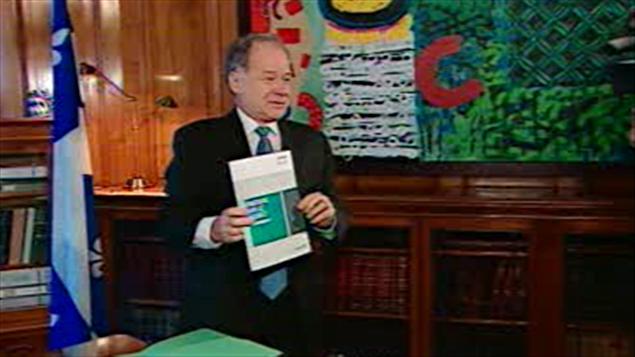 Le ministre Raymond Bachand avec une copie de son budget du Québec