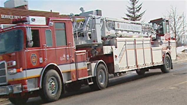Le camion de pompiers avec échelle
