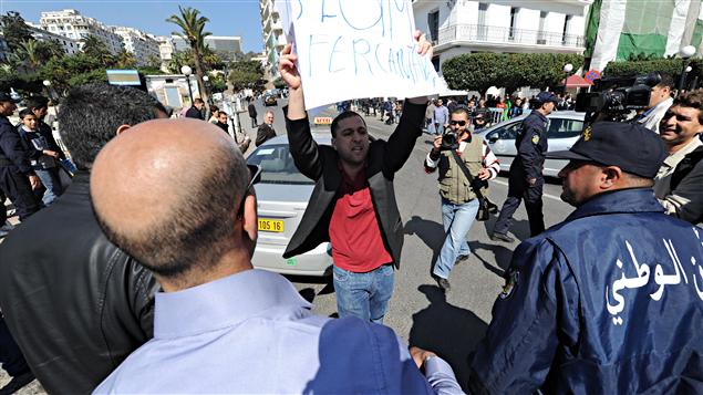 Un manifestant à Alger