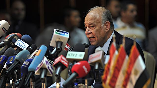 Mohammed Attiya, président de la commission électorale, annonce le résultat du vote au Caire