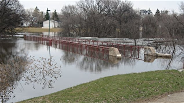 Un pont piéton qui traverse la petite rivière Seine à Saint-Boniface