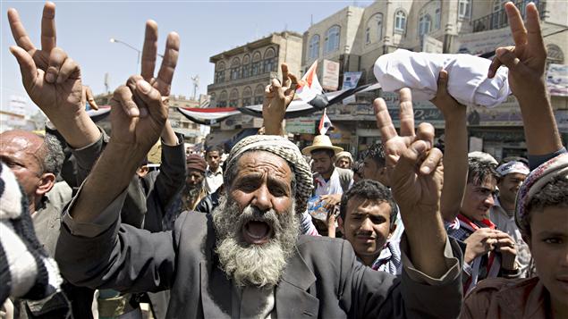Des Yéménites continuent de manifester dans les rues de Sanaa lundi.