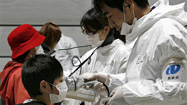 Le taux de radiation d'un enfant est contrôlé à Koriyama dans la préfecture de Fukushima.