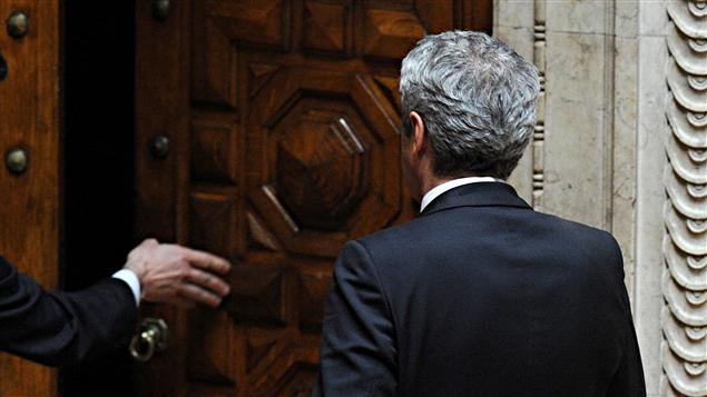 Le premier ministre du Portugal, Jose Socrates, quitte le Parlement après le rejet de son quatrième plan d'austérité
