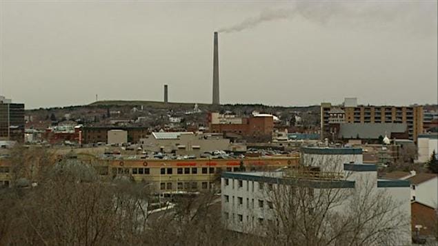 Le centre-ville de Sudbury et la grande cheminée de Vale