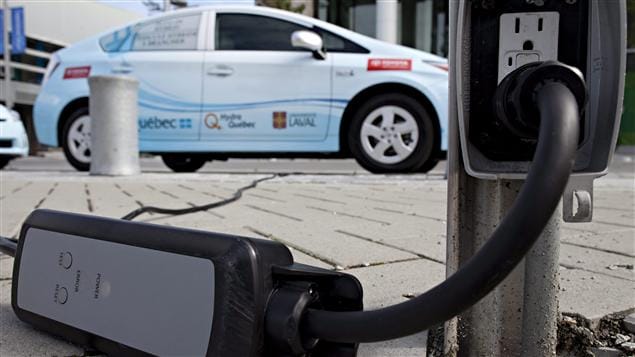 Une voiture électrique mise à l'essai par Hydro-Québec recharge ses batteries à partir d'une prise convtionnelle.
