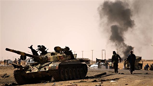 Ajdabiya, 26 mars 2011, des rebelles sur un site bombardé par l’aviation de la coalition 