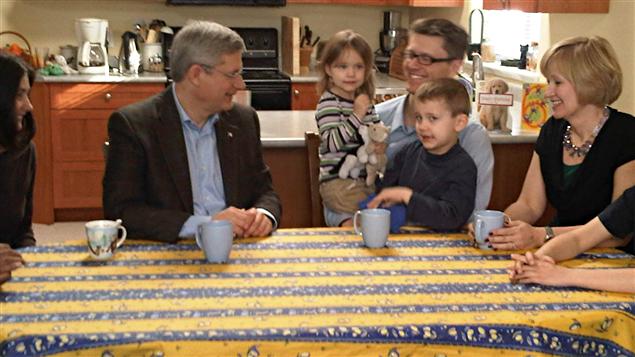 Stephen Harper visite une famille de Saanich, en Colombie-Britannique, pour faire une promesse fiscale