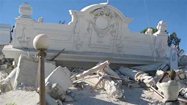 Un édifice détruit à la suite du tremblement de terre de janvier 2010 en Haïti