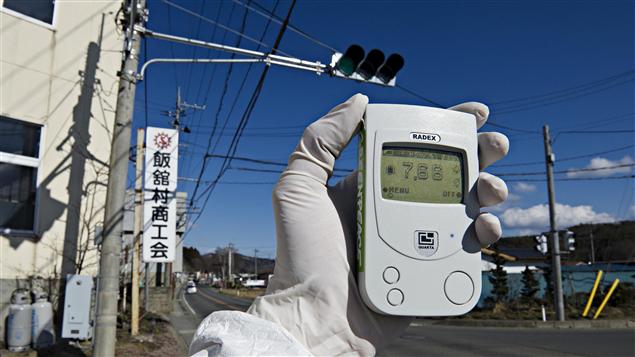Un membre de Greenpeace recense les niveaux de radiation à Fukushima, le 27 mars 2011.