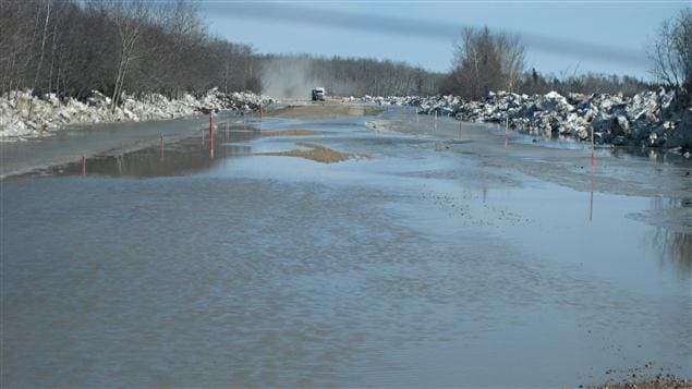 a route principale pour accéder à la Première Nation de Dauphin River est inondée.