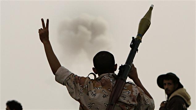 Un rebelle libyen à Ajdabiya, où les insurgés ont dû se replier, le 30 mars 2011.