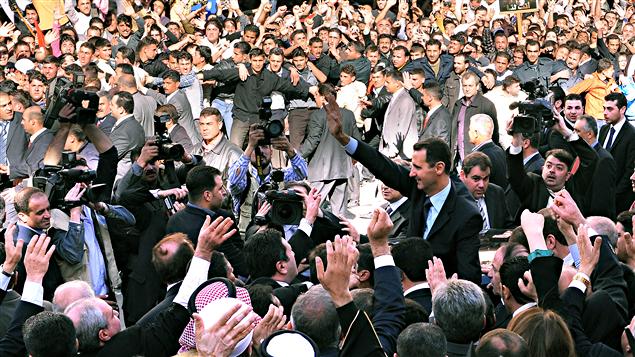Damas, 30 mars 2011, le président Bachar Al-Assad entouré de ses partisans après son intervention au parlement