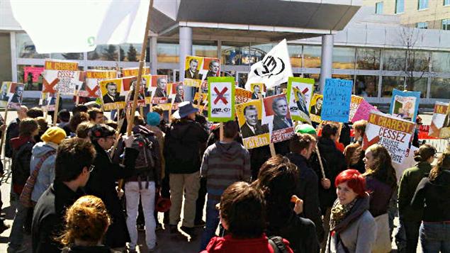 Colloque du PLQ : Des étudiants manifestent contre la hausse des droits ...