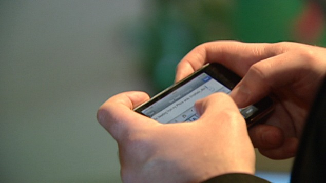 Une personne écrit un message avec son cellulaire