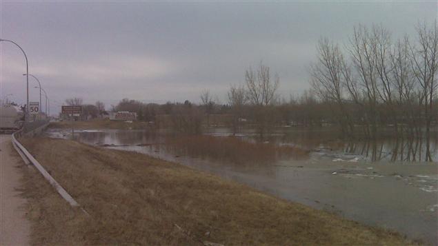 Le niveau de l'eau a monté rapidement jeudi à Morris.