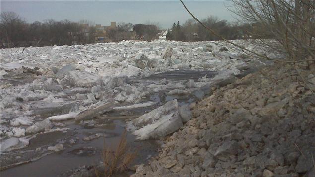 Des blocs de glace encombrent la rivière Rouge près du cimetière Elmwood. 