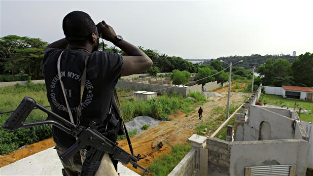 Un soldat pro-Ouattara observe la situation à proximité de la résidence de Laurent Gbagbo, le 6 avril 2011.