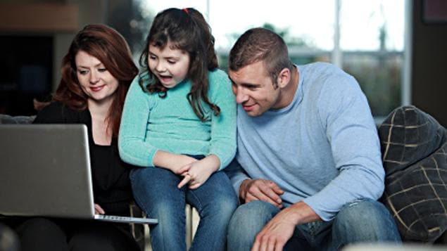 Une famille navigue sur le web.