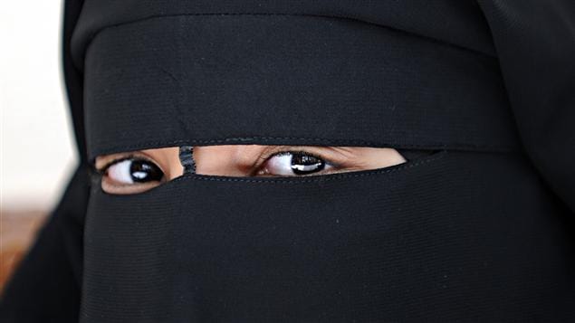 Une Française portant le niqab.