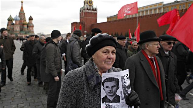 Une membre du Parti communiste russe tient une image du premier homme à avoir conquis l’espace, le Soviétique Youri Gagarine, lors d’une marche pour célébrer le 50e anniversaire de cet exploit.
