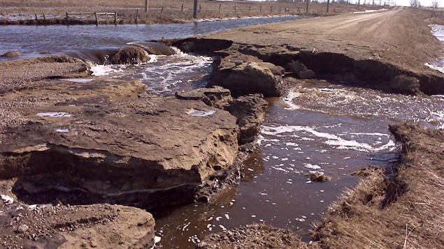 Des portions de route ont été emportés par les eaux au sud de Brandon dans la municipalité rurale de Cornwallis.