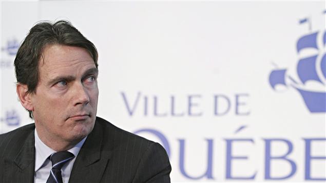 Pierre-Karl Péladeau participe à une conférence avec le maire de Québec, Régis Labeaume, en mars 2011. 
