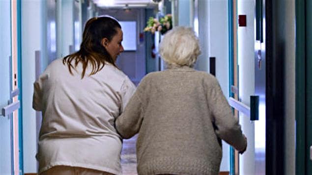 Une infirmière et une personne âgée