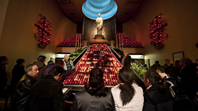 Des fidèles se recueillent à l'oratoire Saint-Joseph.