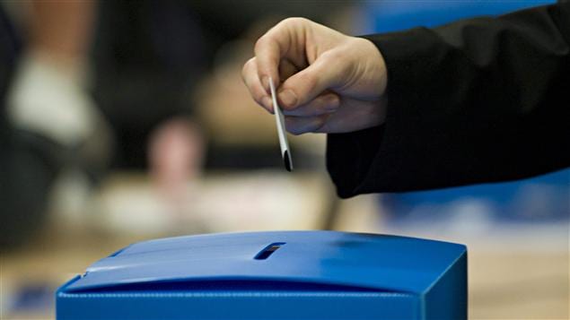 Un électeur dépose son bulletin dans une urne