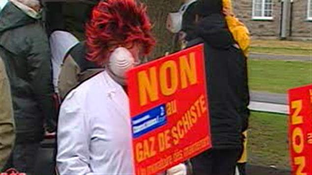 Des résidents de Saint-Denis-sur-le-Richelieu manifestent contre l'exploitation des gaz de schiste