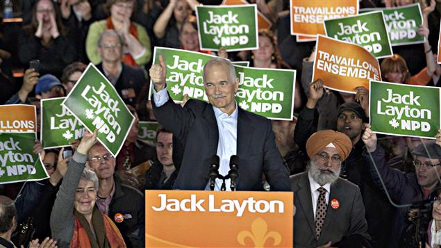 Jack Layton avec ses partisans à L'Olympia de Montréal.
