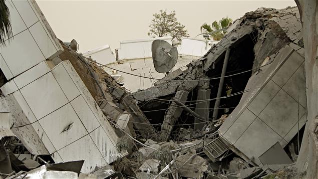Un des bureaux de Mouammar Kadhafi, détruit lors d’une attaque de L’OTAN dans la nuit de dimanche à lundi.