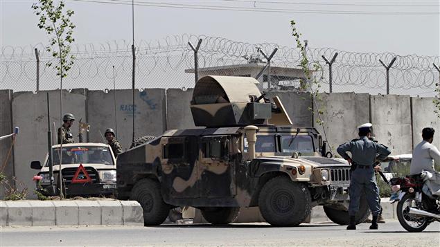 L'armée afghane monte la garde après que 500 détenus se soient évadés de la prison de Kandahar.