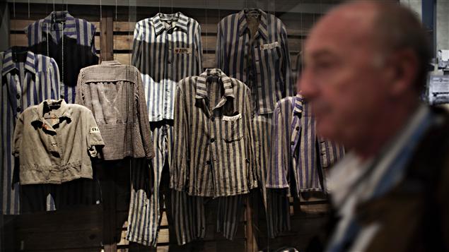 À Jérusalem, un touriste visite le musée Yed Vashem sur l’holocauste, le 1er mai.