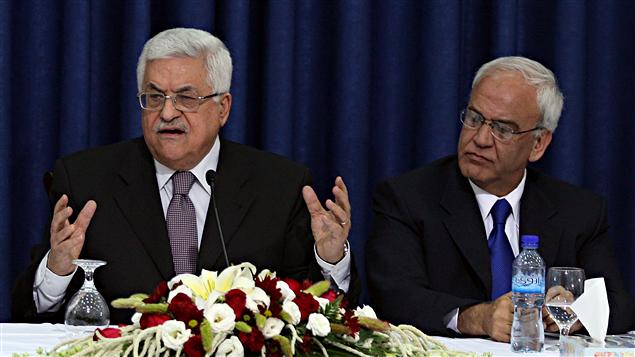 Le président Mahmoud Abbas, en compagnie de son négociateur Saeb Erakat, lors d’une rencontre avec des activistes israéliens pour la paix, le 28 avril, à Ramallah. Abbas dit souhaiter que la paix entre le Fatah et le Hamas aide la promotion des négociations avec Israël.